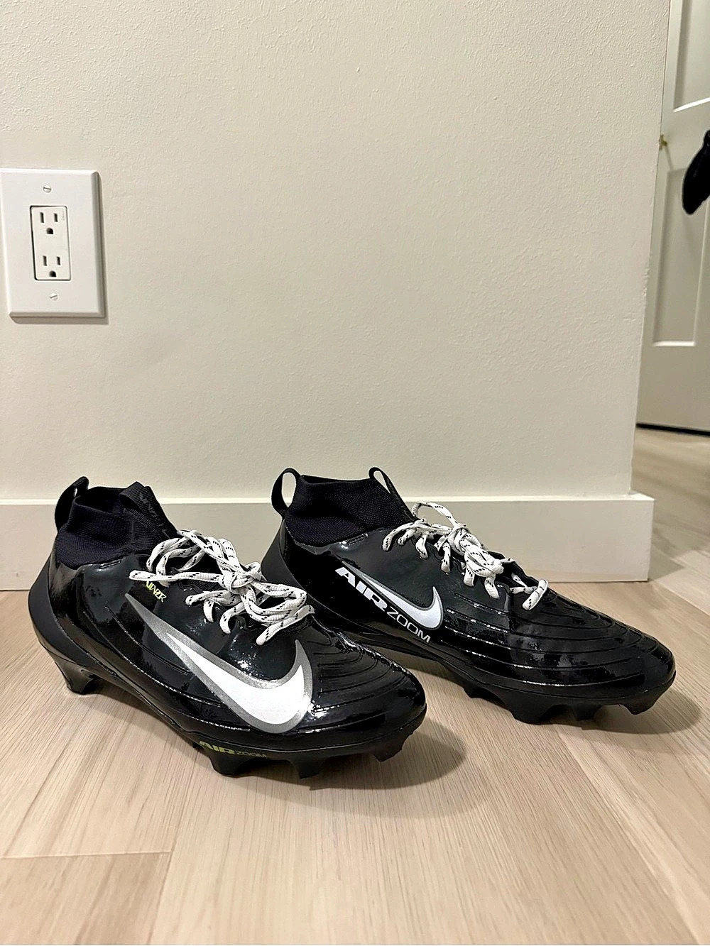 Nike Men's Black & White Cleats US 11.5 Like New